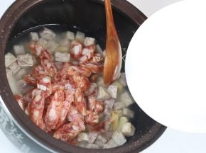 加入腊肠，这里根据大米的份量，需加入适量的食用油、盐，搅拌均匀。