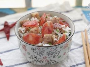 盛起前撒上适量的葱花，香喷喷的香芋腊肠饭就做好了。