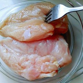 鸡胸肉洗干净，放入容器中，用叉子扎满洞洞眼，腌容易入味。