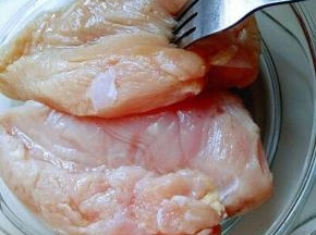 鸡胸肉洗干净，放入容器中，用叉子扎满洞洞眼，腌容易入味。