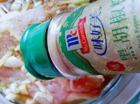 首先加入胡椒粉。