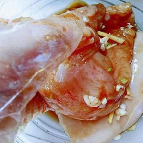 戴上手套，抓拌均匀，让调味料被鸡胸肉完全吸收。