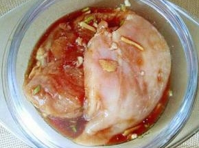 盖上盖子放入冰箱腌制4小时以上，我放冰箱腌了一夜。