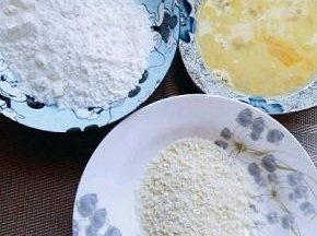 准备好面粉，鸡蛋液，面包糠。