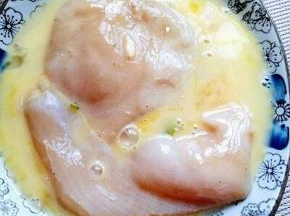 再放入蛋液的容器中，泡3 0秒。