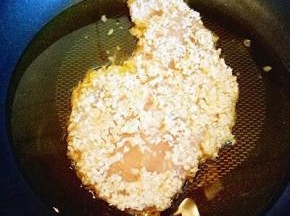 不粘锅中加入油，油温6成时把鸡排放进锅中，中小火煎至两面金黄。炸好的鸡排捞出。
还需要复炸一次哦。