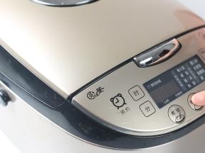 盖上盖子，摁下煮饭键进入煮饭模式。等到提示音响起时，煮饭结束。