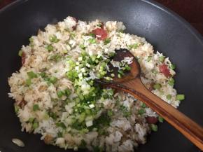 最后加入葱花翻炒均匀即可