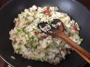 再加入生抽和蚝油翻炒均匀