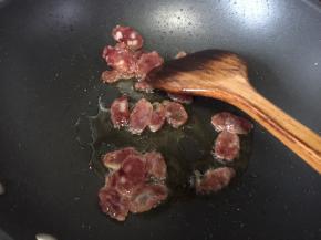 锅里热油后放入腊肠炒