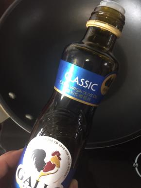 热锅后锅里倒入适量橄榄油热锅