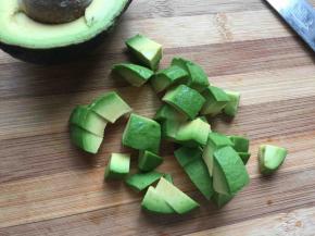 牛油果切小块