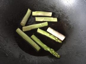 然后将芦笋煎熟