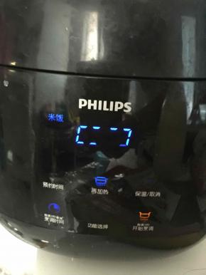 大米淘洗干净后放入电饭锅里煮熟