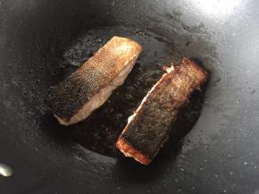 翻面煎，煎至两面金黄即可