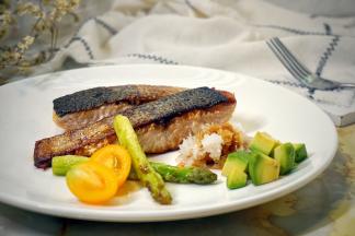 在三文鱼上剂入柠檬汁