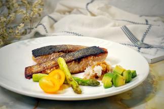 摆上圣女果和牛油果