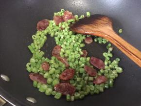 然后再放入切好的豆角炒，放入少许盐