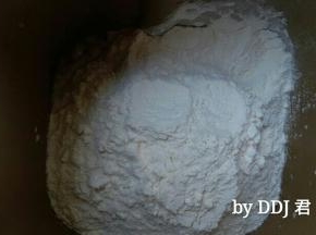 面团食材除黄油外放进面包机桶内，开启揉面程序。一个程序后加入黄油，两个程序就完成了揉面