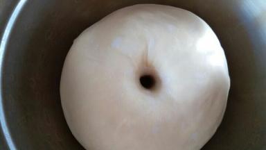 面团发酵至2至2.5倍大，发酵就完成喽。。用手指沾少许干粉，戳个手指洞，不回缩就发好了