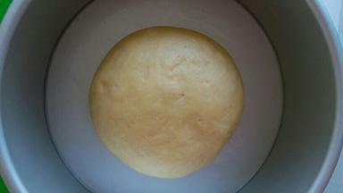 放进八寸戚风蛋糕模具内。模具内提前刷上玉米油。放入烤箱内进行二次发酵，烤箱内放碗热水