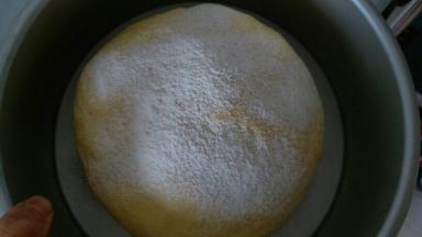 面团表面筛上高粉，放入烤箱180度烘烤30分钟，我没有预热，直接烘烤。。