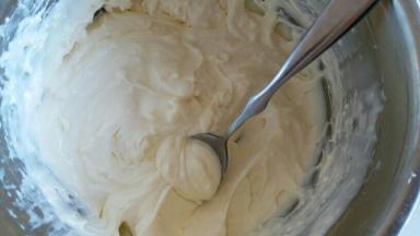 面包在烤制的过程中就可以做馅儿了，奶酪 糖粉 牛奶一起混合，用电动打蛋器打至细腻顺滑状态