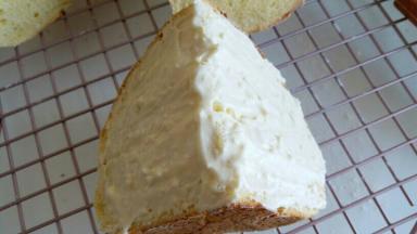 面包出炉后冷却，分成均匀四等份，从切面横切三条口子，夹奶酪馅儿，切面也都抹上奶酪