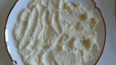 用盘子装上奶粉