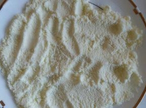 用盘子装上奶粉