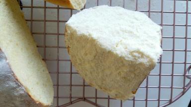 奶酪表面再沾上奶粉，就完成啦