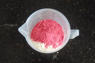 混合蔓越莓粉，红曲粉和低筋粉