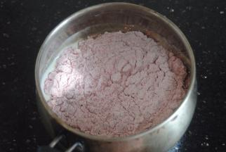 倒入过筛的粉类