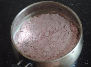 倒入过筛的粉类