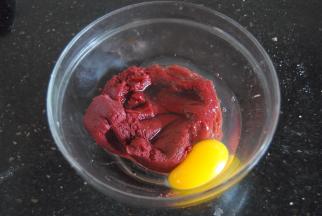 倒出大碗，放入鸡蛋，第一次我直接磕入一个鸡蛋，第二个鸡蛋分三次加入