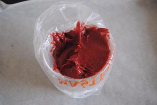 装入裱花袋内，我用的是八齿曲奇嘴