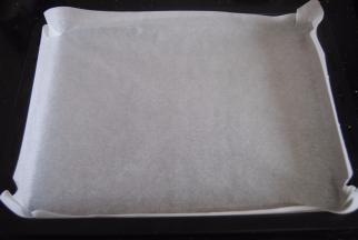 烤箱里铺上油纸