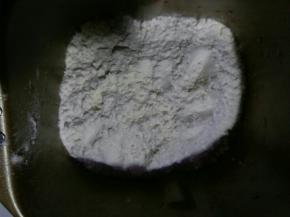 面团食材除了黄油外，都放入面包机桶，先液体，再干粉。酵母最后放，面粉顶端挖个小洞，把酵母放里面。揉面一个程序后放入黄油，我一起揉了两个程序