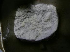 面团食材除了黄油外，都放入面包机桶，先液体，再干粉。酵母最后放，面粉顶端挖个小洞，把酵母放里面。揉面一个程序后放入黄油，我一起揉了两个程序