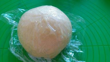 发酵好后的面团取出排气，再用保鲜膜盖着，松弛15分钟