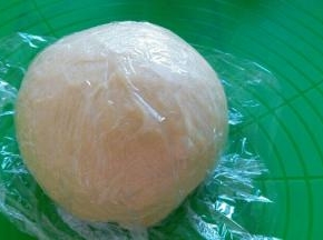 发酵好后的面团取出排气，再用保鲜膜盖着，松弛15分钟