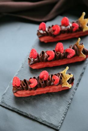 淡奶油煮至边缘冒小泡，倒入巧克力币，5分钟后搅拌均匀，冷藏半小时后挤上泡芙上，克提前准备，再装饰上树莓即可