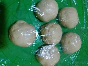 分成均匀六等份。。覆盖保鲜膜