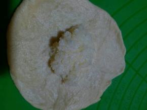 取一个面团擀开，包上椰蓉馅儿