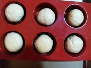 全部做好后放入玫瑰花硅胶模具内