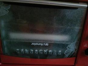 放入烤箱，二次发酵。我的烤箱很低端，没有发酵功能，就用个烤盘装了一盘热水，中途换过一次，很快就好了