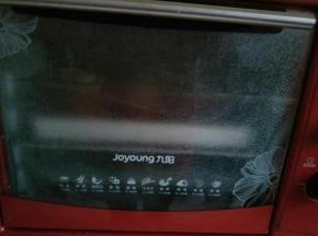 放入烤箱，二次发酵。我的烤箱很低端，没有发酵功能，就用个烤盘装了一盘热水，中途换过一次，很快就好了