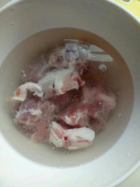 小排冷水泡30分钟，中间换一次水