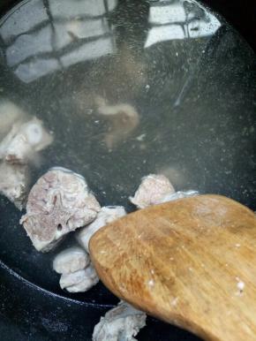 锅中加入水，加入小排，大火烧开焯水，捞出用冷水冲洗两遍。