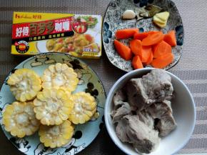 准备食材，玉米切段，胡萝卜切菱形块。